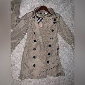 Burberry Mid-length Lightweight Kensington Trench Coat